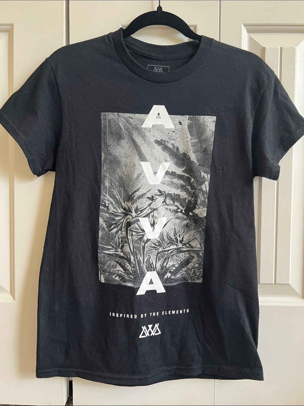 NWT AVVA Men’s Short Sleeve Graphic Tee in Black —Style Jungle Ter